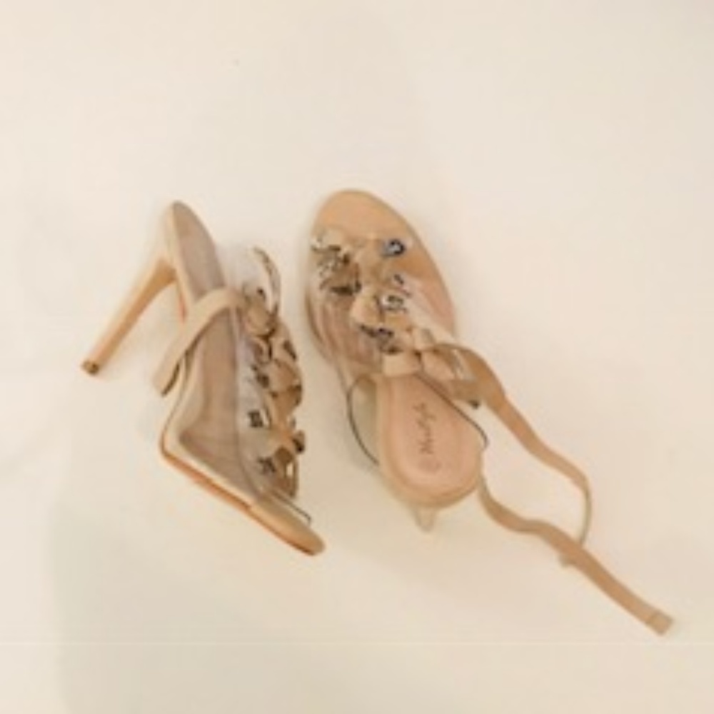 3/30 NEW Sexy Clear & Nude Strappy Heel